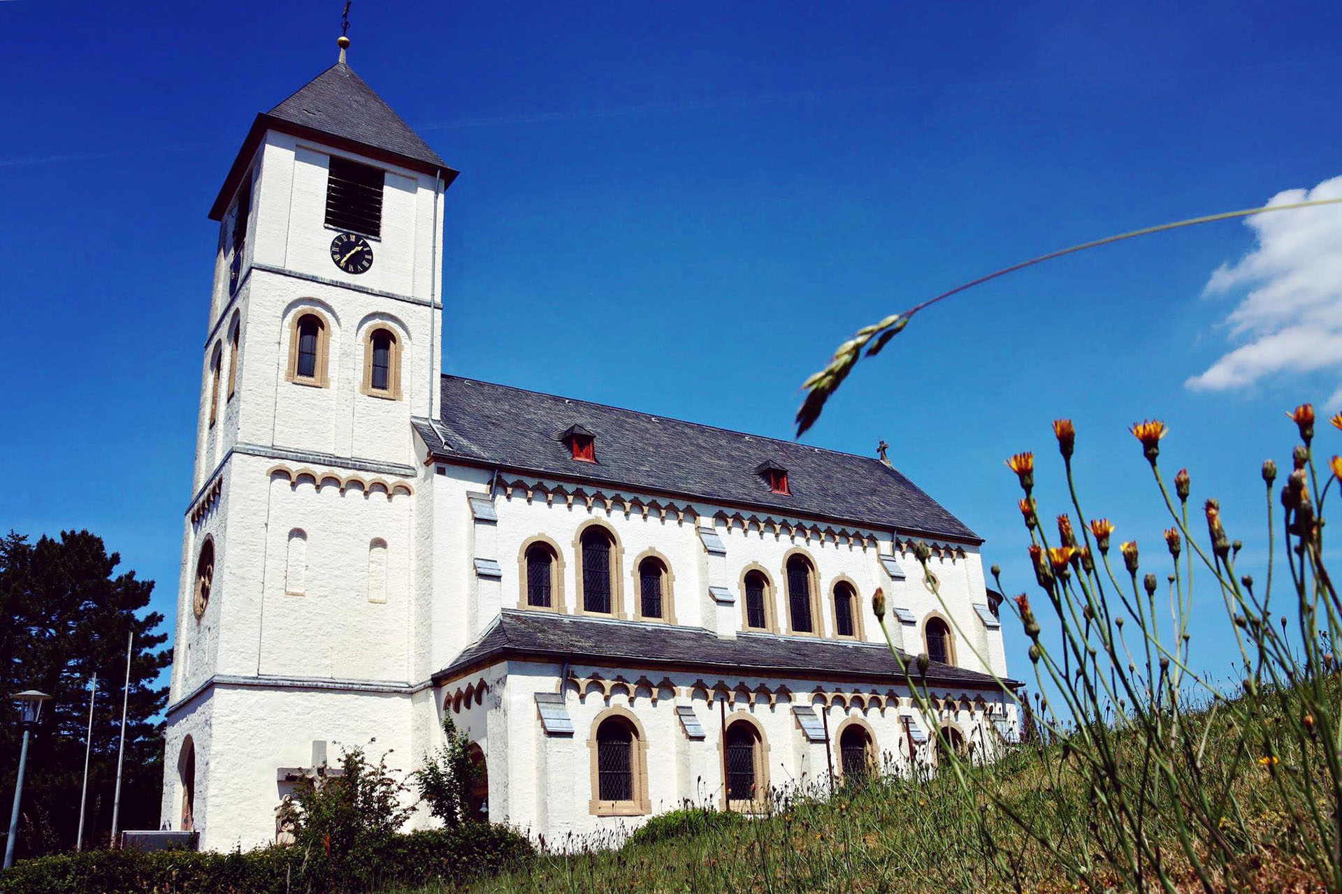 Die Kirche in Birgel von der rechten Seite. 